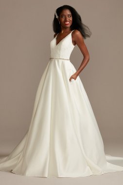Scalloped Lace Satin Tall V-Neck Wedding Dress 4XLWG4034